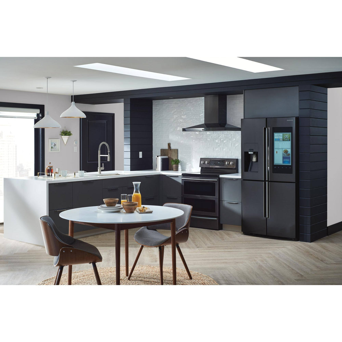 Matte Black One-Handle Pulldown Kitchen Faucet R94309
