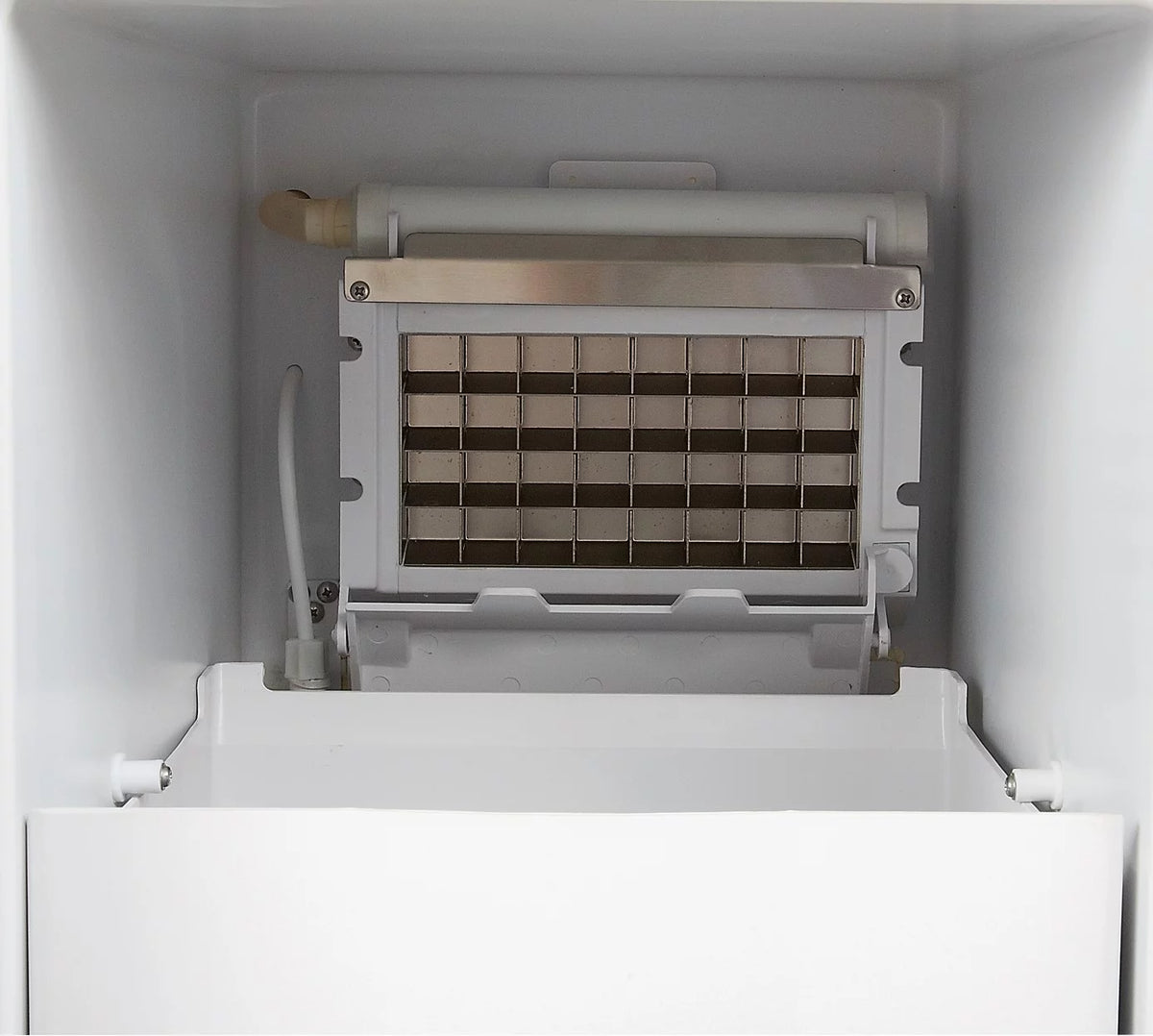 Compact Self-Contained Ice Machine O63955