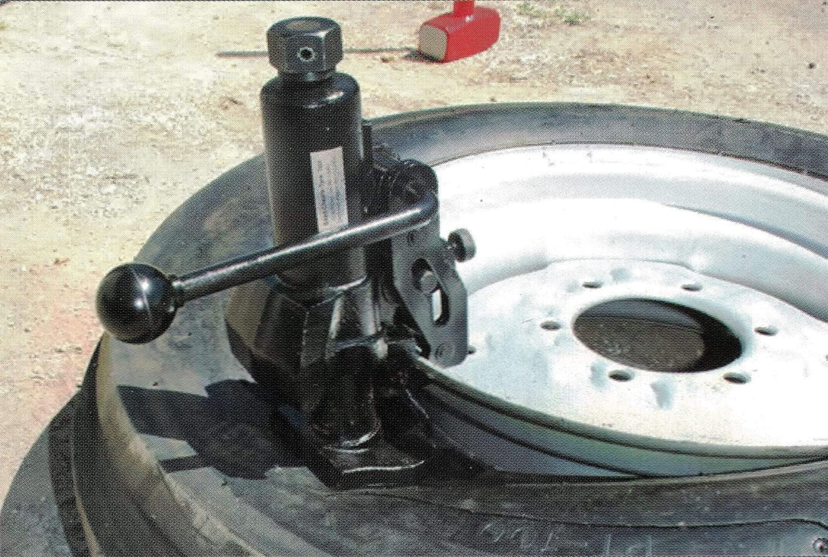 Tire Bead Breaker Manual Tool for Heavy Duty Tires W462647